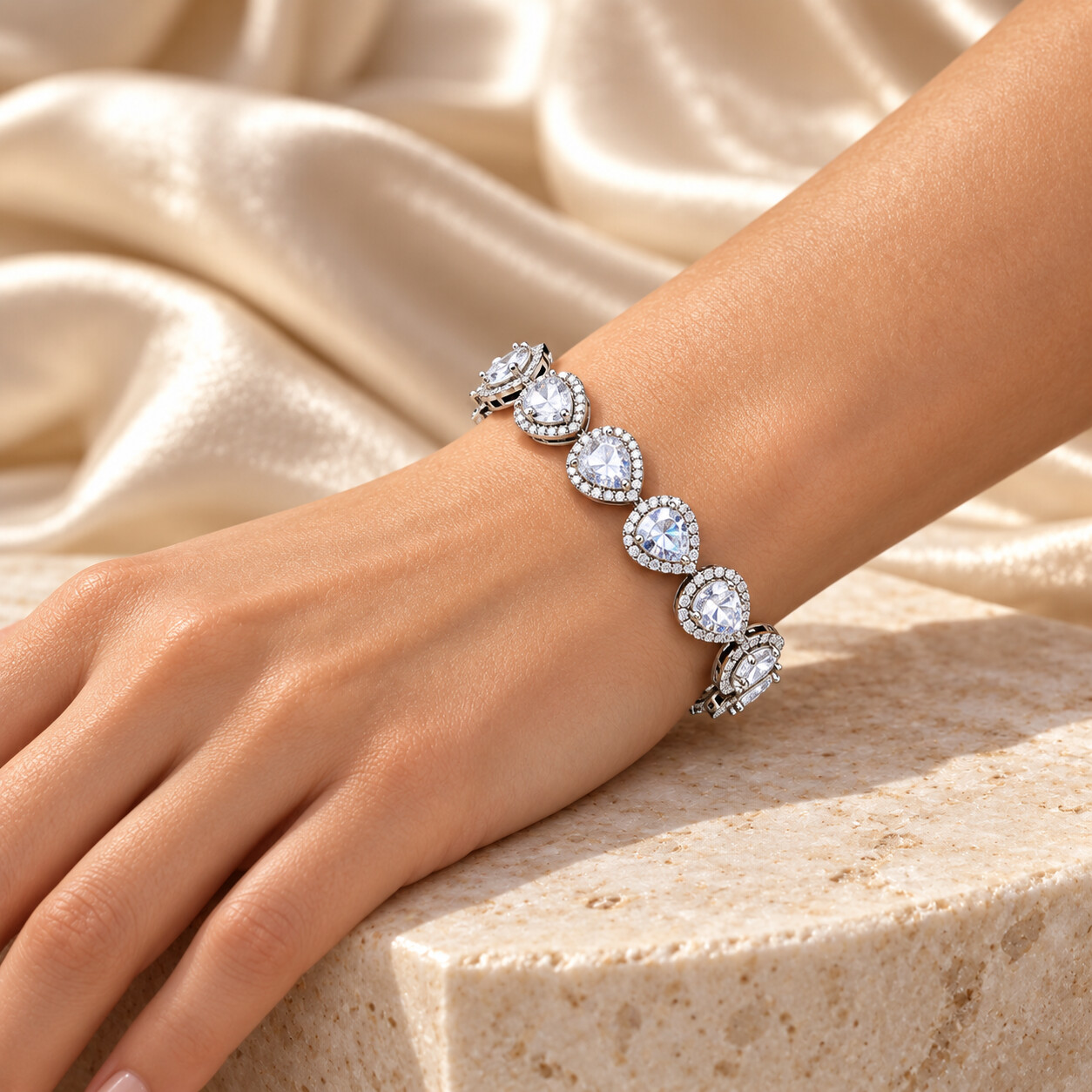 Illustrative wrist-only photo wearing the Lumière Argent bracelet